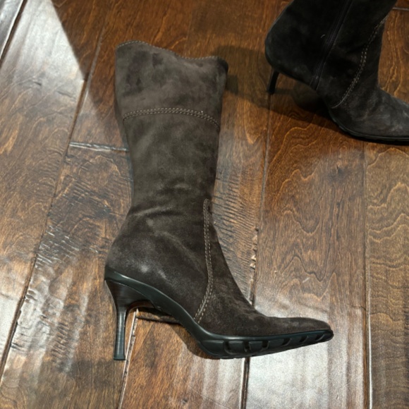 ANNE KLEIN MADE IN ITALY CHOCOLATE SUEDE BOOTS - Picture 3 of 5